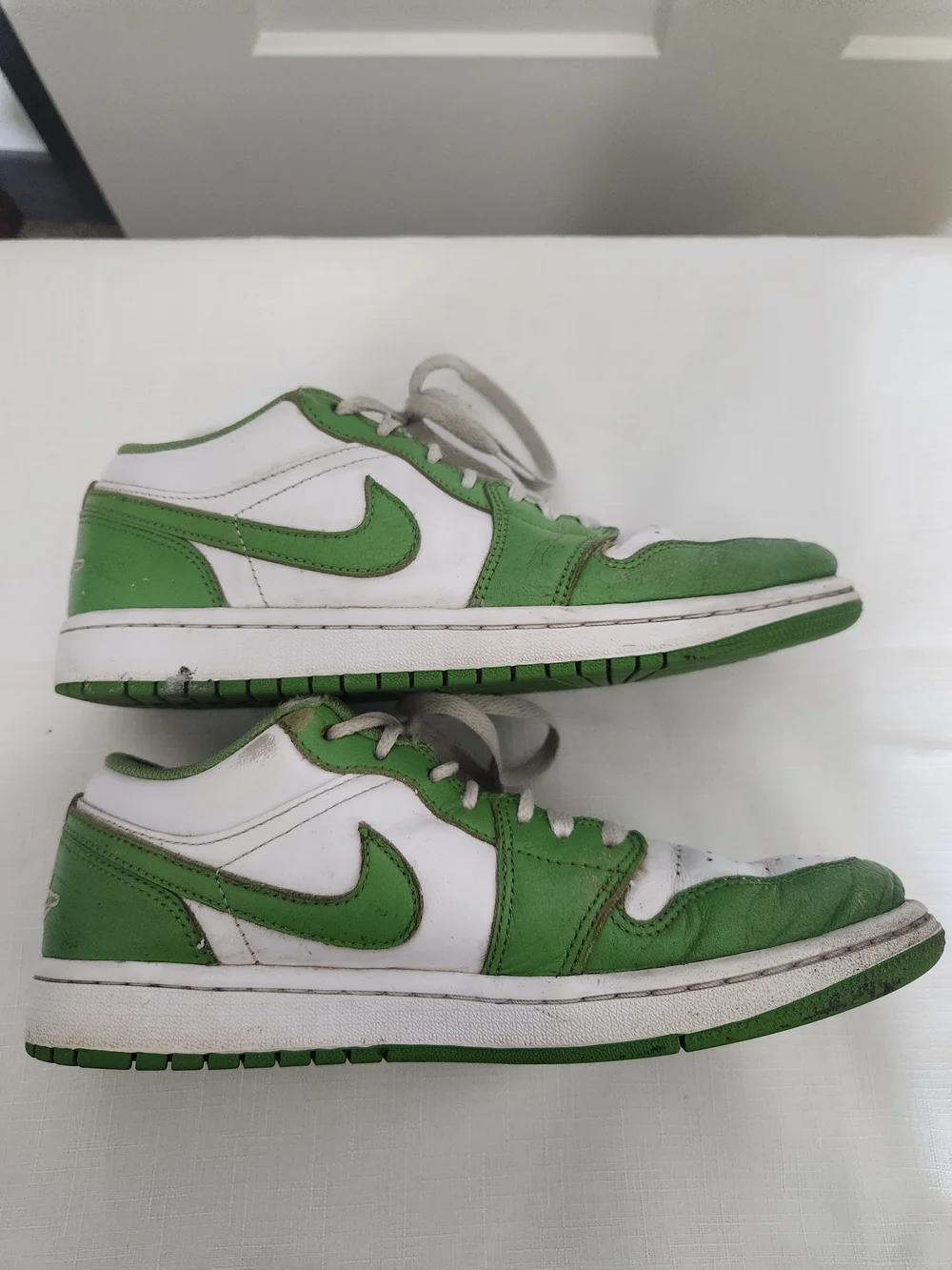 Nike Air Jordan 1 Low SE in Chroropyll And White. Mens Size 7